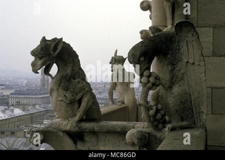 GARGOYLE Dämonisches gargoyle auf der (Fassade) Turm der Kathedrale Notre Dame, Paris. mittelalterlichen Stockfoto