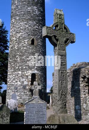 CELTIC im 10. Jahrhundert der 'Westen' von Monasterboice, mit dem runden Turm im Hintergrund. Das Kreuz ist 7 Meter hoch. Das Thema des zentralen Chef ist Christus als Symbol der Kirche militanten Stockfoto