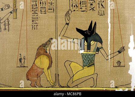 Monster - ANUBIS - ägyptische Mythologie den ägyptischen Gott Anubis, mit seinem attendant Dämon, das Monster Amemit", den Fresser', am Psychostasis, oder Wiegen des Herzens, der kürzlich verstorbenen - ein Ritual für den Wert der Seele zu bestimmen. Von der Papyrus von Hunefer, im sogenannten ägyptischen Buch der Toten Stockfoto