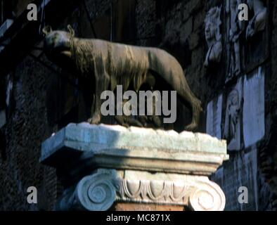 Der Wolf säugt Romulus und Remus, Statue auf der Campidoglia, Rom Stockfoto