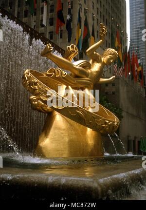 Astrologie - Tierkreiszeichen Riemen mit den Bildern und Siegel für die zwölf Zeichen des Tierkreises unterhalb der Statue des Prometheus von Paul Manship im unteren Plaza, Rockefeller Center, New York Stockfoto