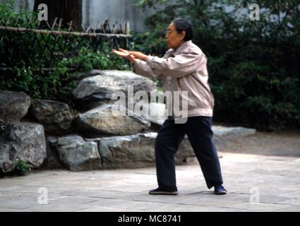 TAI CHI - Chinesische Dame Üben von Tai Chi in den Gärten von einem Park in Peking, China Stockfoto