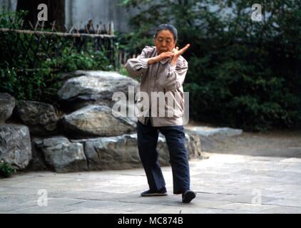 TAI CHI - Chinesische Dame Üben von Tai Chi in den Gärten von einem Park in Peking, China Stockfoto