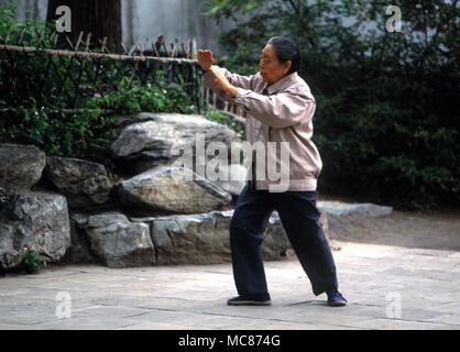 TAI CHI - Chinesische Dame Üben von Tai Chi in den Gärten von einem Park in Peking, China Stockfoto