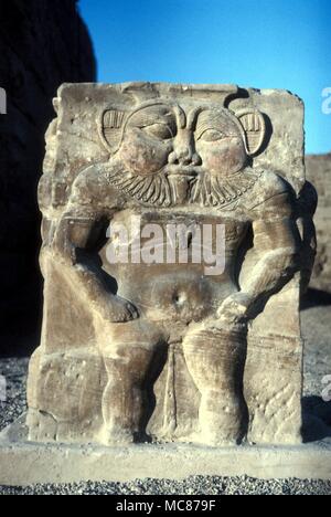 Ägyptischer BES Flachrelief der Ägyptischen lares oder Haushalt Gottes, Bes, die mit Musik und Freude verbunden ist. Tempel der Hathor Denderah, Ägypten. Stockfoto