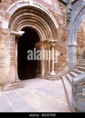 Astrologische Website Susa Hauptportal an der Spitze der Treppe der Toten mit den äußeren Abschnitt des sogenannten Tierkreiszeichen arch an der Sagra di San Michele Val di Susa 13. Stockfoto