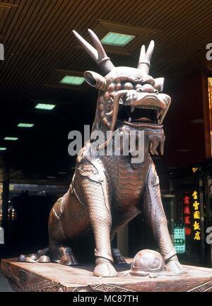 Chinesische Mythologie der Chinesischen Tier Composite mit Füßen von Pferd Körper von Lion Kopf des Drachen. Wächter an der Vorderseite des chinesischen kulturellen Zentrum Hong Kong Stockfoto