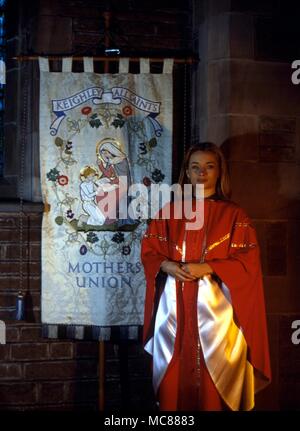 CHRISTIAN - Frau Priester Priesterin der Anglikanischen Kirche steht neben einer Frau Union Banner Stockfoto