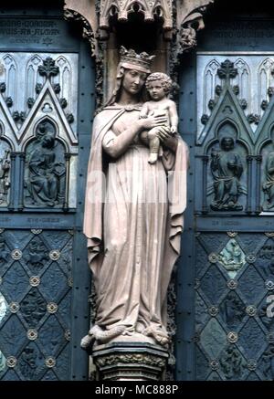 Christ Statue der Jungfrau mit dem Kind auf die Westfassade der Kathedrale von Straßburg Stockfoto