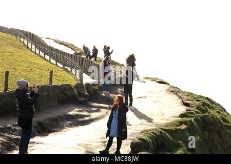Junge Paare nehmen Sie Fotos von sich selbst auf den Cliffs of Moher, County Clare, Irland Stockfoto