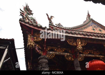 Schönen Verzierungen auf einem Dach innen Longshan buddhistischen Tempel in Taipei, Taiwan Stockfoto