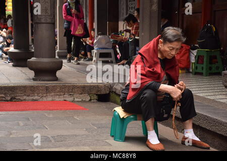 Alte asiatische Frau Longshan buddhistischen Tempel beten in Taipei, Taiwan Stockfoto