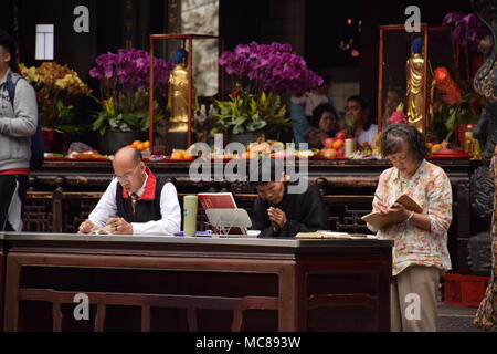 Asiatische Menschen innerhalb Longshan buddhistischen Tempel beten in Taipei, Taiwan Stockfoto