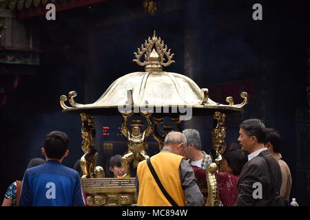 Asiatische Menschen innerhalb Longshan buddhistischen Tempel beten in Taipei, Taiwan Stockfoto