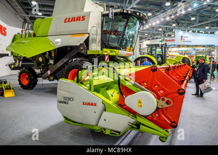 Rostow-am-Don, Russland - 5. OKTOBER 2016: Harvester und verschiedene Maschinen an landwirtschaftliche Ausstellung, Rostow-am-Don, Russland. Diese Region bietet favora Stockfoto