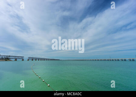 USA, Florida, Alte übersee Eisenbahnbrücke neben neue Overseas Highway Road im tropischen Ozean Wasser Stockfoto