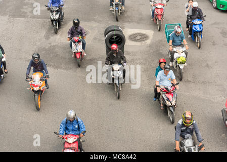 Verschiedene Motorräder und Roller von oben auf einer belebten Straße in Bangkok Thailand gesehen Stockfoto