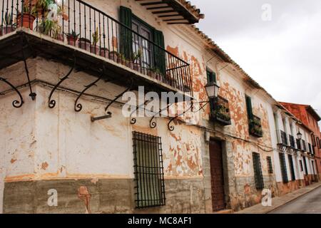 Alte weiße Fassaden, Balkone und vintage Laternen in einer Straße von Villanueva de los Infantes, Ciudad Real, Spanien Stockfoto