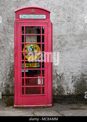 Defibrillator in einem umgebauten Rot GPO Telefon Telefon, GPO Box Stockfoto