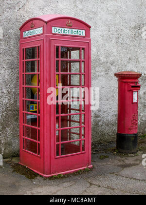 Defibrillator in einem umgebauten Rot GPO Telefon Telefon, GPO Box Stockfoto