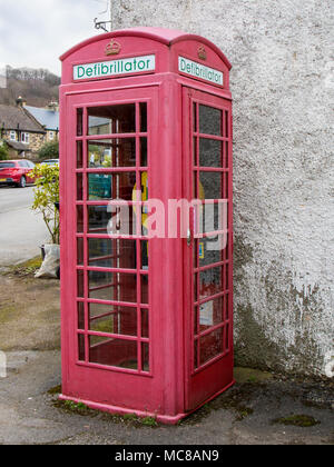 Defibrillator in einem umgebauten Rot GPO Telefon Telefon, GPO Box Stockfoto