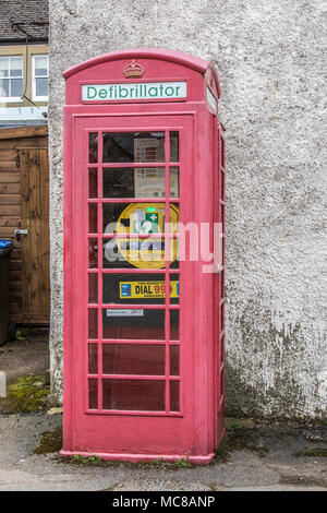 Defibrillator in einem umgebauten Rot GPO Telefon Telefon, GPO Box Stockfoto