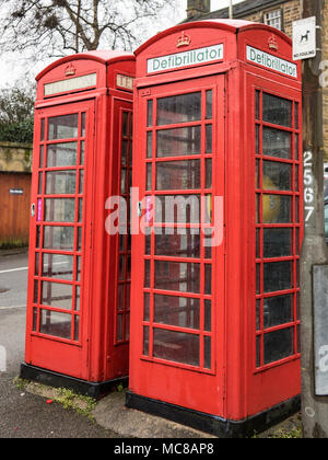 Defibrillator in einem umgebauten Rot GPO Telefon Telefon, GPO Box Stockfoto