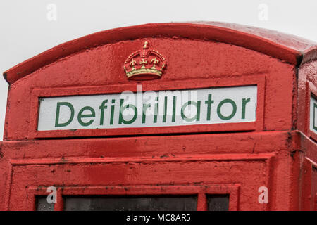 Defibrillator in einem umgebauten Rot GPO Telefon Telefon, GPO Box Stockfoto