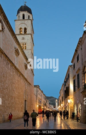 Stradun (Placa), im Vordergrund Franziskanerkloster, Altstadt, Dubrovnik, Kroatien Stockfoto