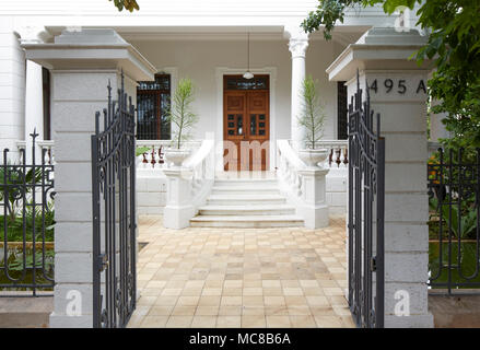 Street View zeigt Merida Villa im traditionellen Stil. Merida Haus 2, Merida, Mexiko. Architekt: Reyes Rios + Larrain Studio, 2016. Stockfoto