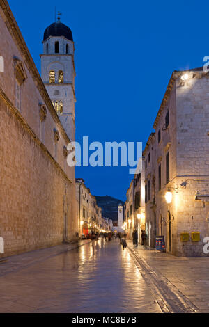 Stradun (Placa), im Vordergrund Franziskanerkloster, Altstadt, Dubrovnik, Kroatien Stockfoto