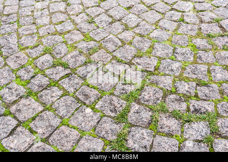 - Ein Teil der Bürgersteig in der Nähe, radial gepflastert mit quadratischen Granit Steine mit Gras. Stockfoto