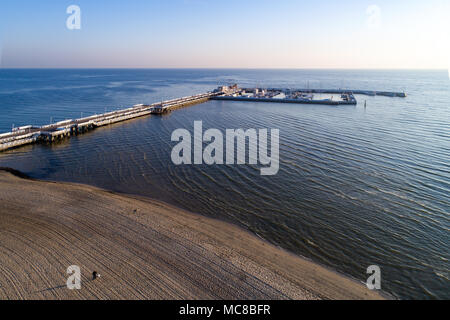 Sopot Resort in Polen. Hölzerne Seebrücke (Molo) mit Jachthafen, Jachten, Schiffe, Strand und nur wenige Menschen. Luftbild bei Sonnenaufgang. Stockfoto