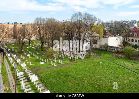 Der alte jüdische Friedhof und Aktive Remah Remuh Synagoge in Kazimierz (Kuzmir), das historische Jüdische Viertel in Krakau, Polen. Luftaufnahme Stockfoto