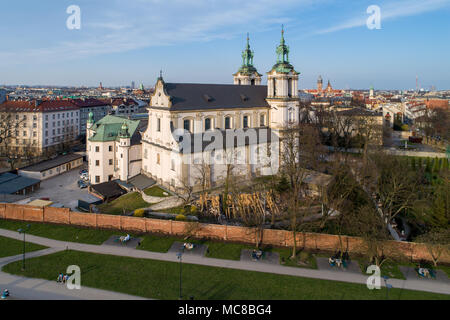 Krakau, Polen. Alte Stadt mit Paulinite Kloster, Kirche des hl. Stanislaus, alias Skalka, weit Ansicht von Kazimierz, dem alten jüdischen Viertel und anderen Kirchen Stockfoto