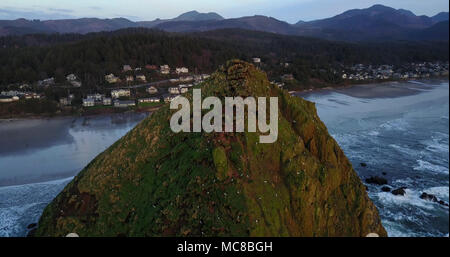 Eine Drohne Blick auf Heuhaufen Rock mit Cannon Beach im Hintergrund Stockfoto