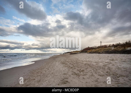 Schöne Küste Strand Landschaft der Ostsee im Winter Herbst Zeit. Region Klaipeda, Litauen Stockfoto