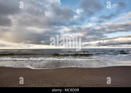 Schöne Küste Strand Landschaft der Ostsee im Winter Herbst Zeit. Region Klaipeda, Litauen Stockfoto