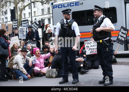 Stoppt den Krieg Koalition Demonstranten sitzen auf der Straße in Whitehall außerhalb 10 Downing Street in London, nach dem Labor MP Emma Dent Coad einen Brief in Downing Street drängen Theresa Nicht militärische Aktion in Syrien zu übergeben. Stockfoto