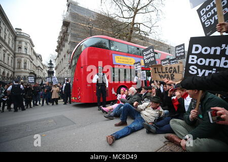 Stoppt den Krieg Koalition Demonstranten sitzen auf der Straße in Whitehall außerhalb 10 Downing Street in London, nach dem Labor MP Emma Dent Coad einen Brief in Downing Street drängen Theresa Nicht militärische Aktion in Syrien zu übergeben. Stockfoto