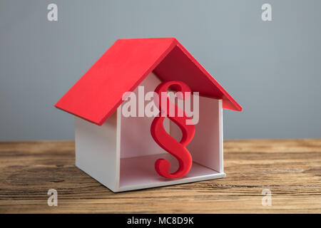 Rot Absatz Zeichen im Haus Modell auf hölzernen Schreibtisch Stockfoto