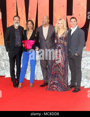 London, UK, 11. April 2018. Hiram Garcia, Wendy Jacobson, Jeffrey Dean Morgan, Naomie Harris, Dwayne Johnson, Malin Akerman, Brad Peyton, Beau Flynn und John Rickard besucht die Rampage Film Premiere Stockfoto