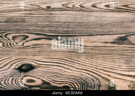 Schöne hölzerne Textur aus alten verwitterten Brettern. Dekorative close-up vintage Hintergrund von braunem Holz mit schwarzen Jahresringe und Knoten. Stockfoto