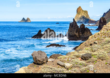 Teneriffa, Kanarische Inseln, Spanien - benijo Strand von Roque de las Bodegas in einer wunderschönen Nachmittag gesehen. Stockfoto