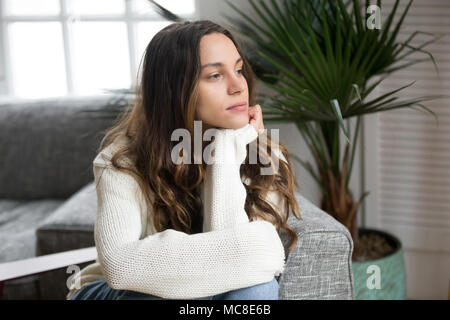 Nachdenklich nachdenklich junges Mädchen einsam sucht Weg in Gedanken verloren, traurig, deprimiert Teenager Zeit allein zu Hause in stille, melancholische Stockfoto