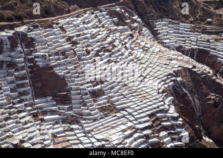 Maras, Peru - 11. Oktober 2015: Salz Verdunstung Teiche an die Maras Salzminen Stockfoto