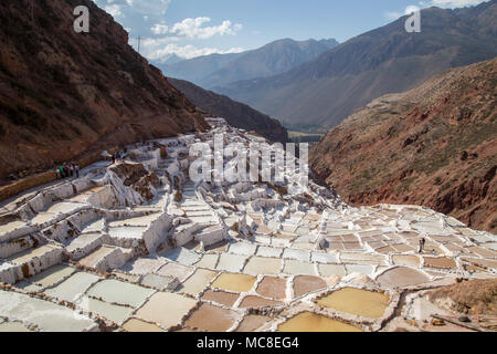Maras, Peru - 11. Oktober 2015: Salz Verdunstung Teiche an die Maras Salzminen Stockfoto