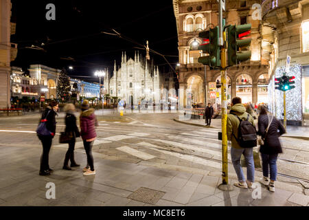 Mailand, November 2017: Ampel auf dem Hauptplatz der Hauptstadt der Mode und des Designs der Welt, November 2017 in Mailand, Italien Stockfoto