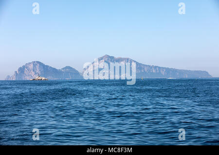 Die Insel Capri ist eine sehr malerische, üppige und außergewöhnliche Lage in Italien ist berühmt für seine hohe Felsen. Stockfoto