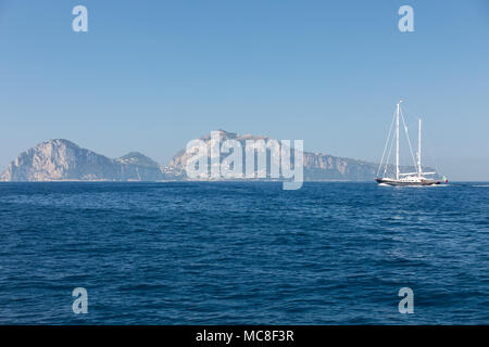 Die Insel Capri ist eine sehr malerische, üppige und außergewöhnliche Lage in Italien ist berühmt für seine hohe Felsen. Stockfoto